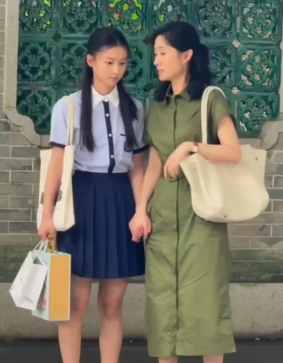 网红七七（赵钰琪）出演《但愿人长久》，饰演萨日娜孙女、刘敏涛之女：相关图片
