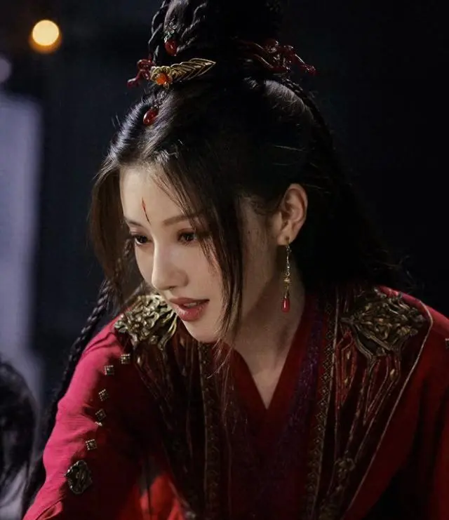 王鹤润为《谁的青春不迷茫》剃光头，内娱“氧气女神”转型突破：现场图