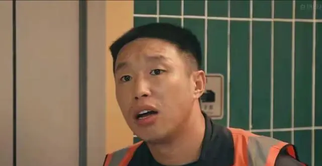 烧饼凭《低智商犯罪》成全剧演技焦点，科班主演表现引观众质疑：细节速览