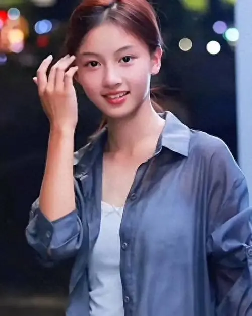 网红七七（赵钰琪）出演《但愿人长久》，饰演萨日娜孙女、刘敏涛之女：现场图