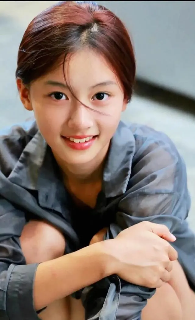 网红七七（赵钰琪）出演《但愿人长久》，饰演萨日娜孙女、刘敏涛之女：细节速览